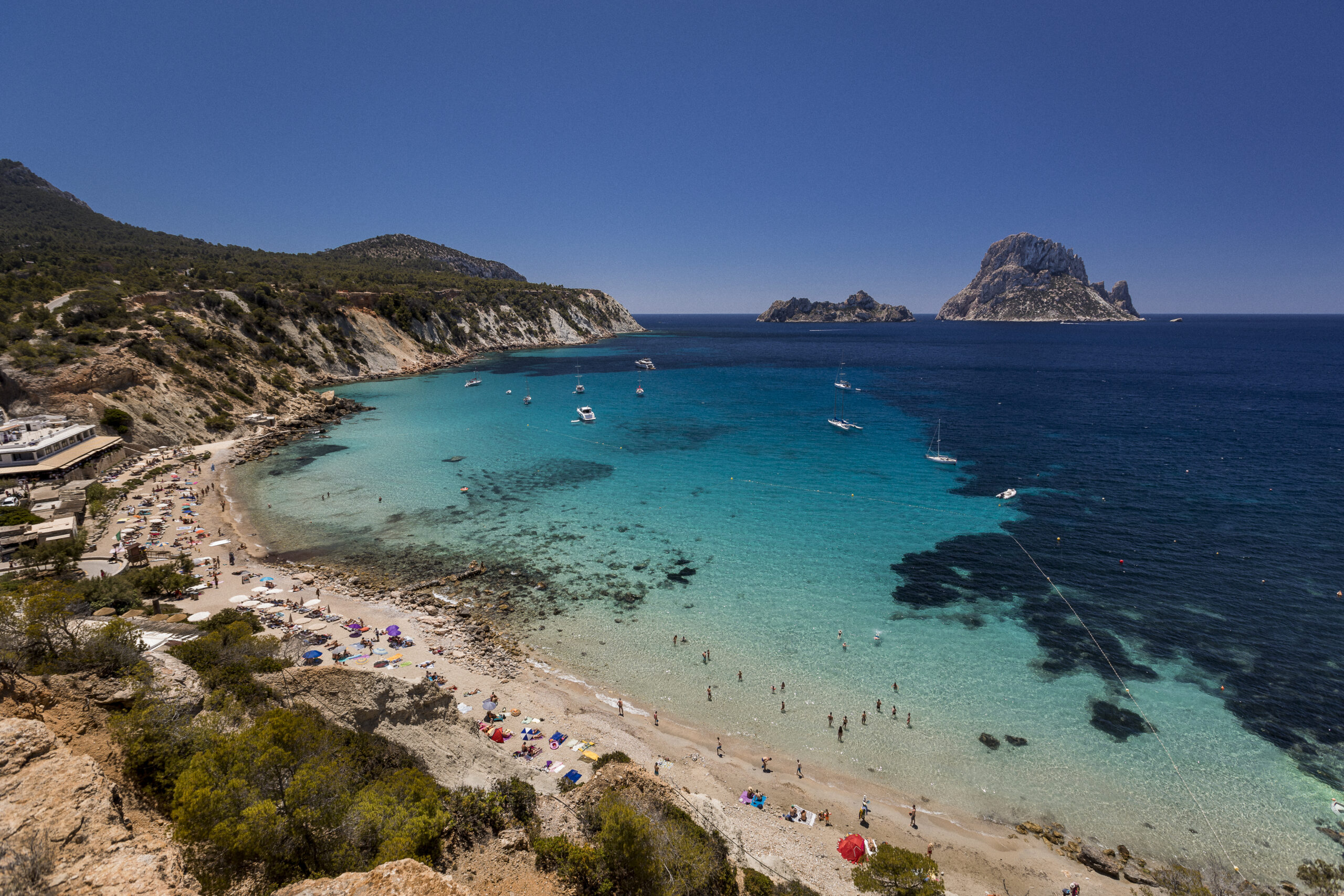 Playas nudistas en Ibiza: disfruta del mar con toda naturalidad