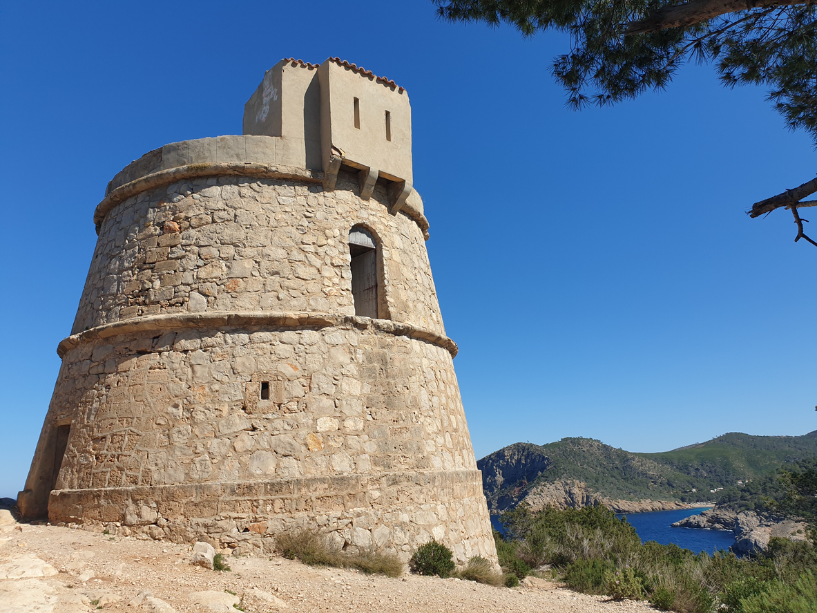 Una de las mayores concentraciones de monumentos de España: las torres defensivas de Ibiza