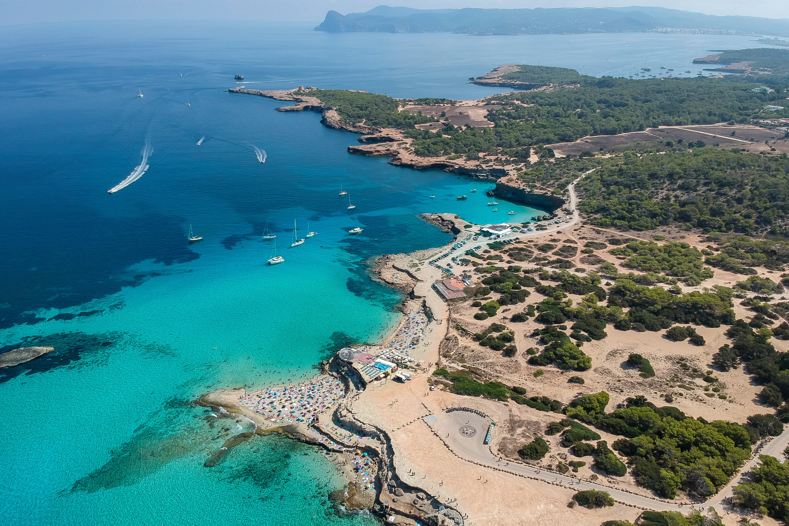 3 piscinas naturales ibicencas con un coche de alquiler