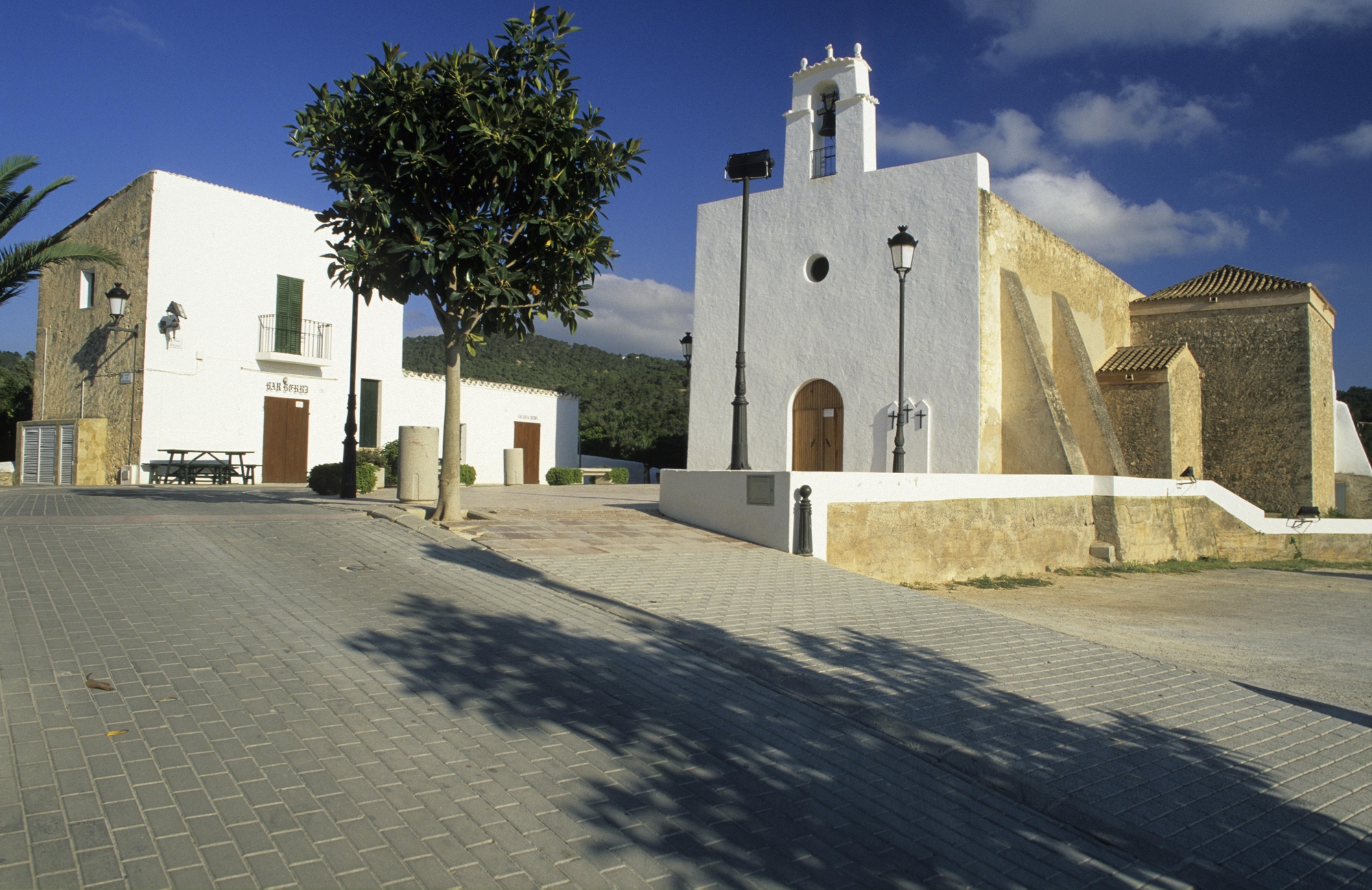 Ruta de las Iglesias Blancas con el alquiler de una moto en Ibiza