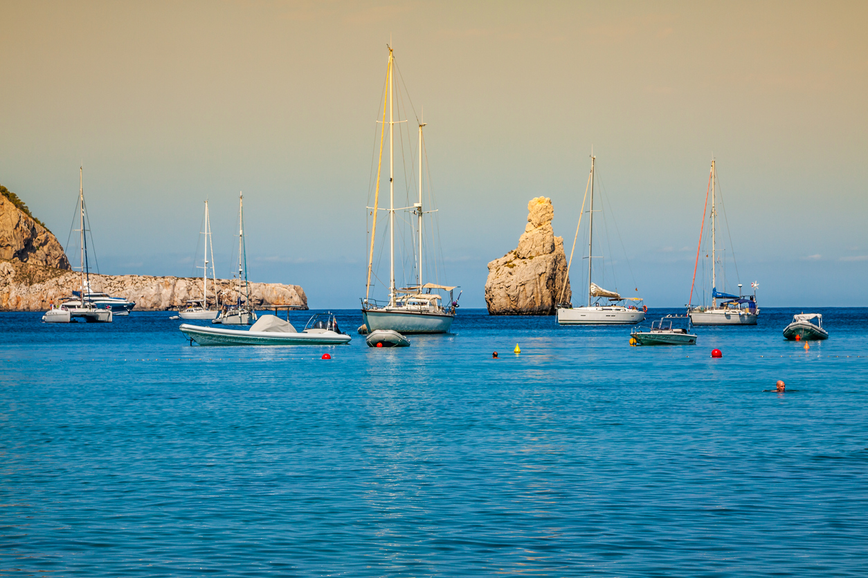 ¿Qué deportes acuáticos pueden practicarse en Ibiza?